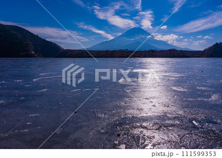 (山梨県)凍結した精進湖 富士山 (山梨県)凍結した精進湖 富士山 111599353
