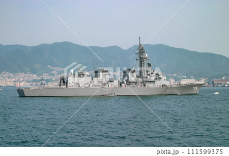 港の沖に停泊中の海上自衛隊 護衛艦 111599375