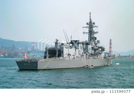 港の沖に停泊中の海上自衛隊 護衛艦 港の沖に停泊中の海上自衛隊 護衛艦 111599377