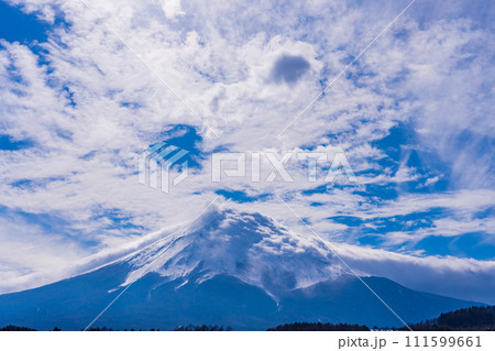 （山梨県）山頂部にべったり雲が張り付いた富士山 111599661