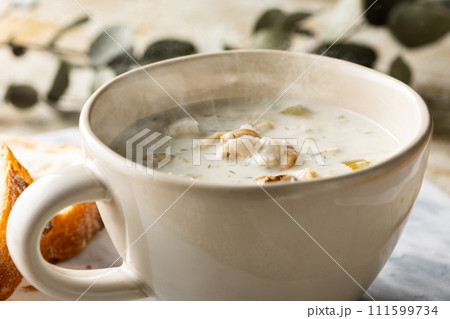 ほんのり湯気の立つ、温かいボストンクラムチャウダー 111599734