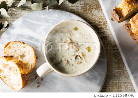 ほんのり湯気の立つ、温かいボストンクラムチャウダー 111599746