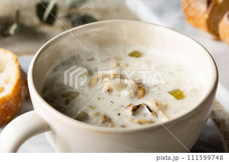ほんのり湯気の立つ、温かいボストンクラムチャウダー 111599748
