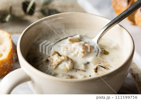 ほんのり湯気の立つ、温かいボストンクラムチャウダー 111599756