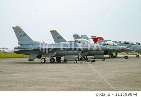 展示中のアメリカ空軍の戦闘機 F-16 111599944