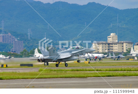 離陸するする米海兵隊の戦闘機F/A-18D 111599948