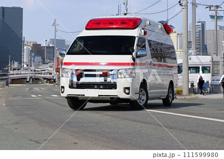 救急車の出動　AI生成画像 111599980