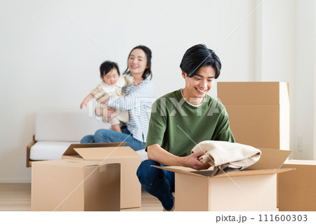 引っ越しする若い家族 111600303