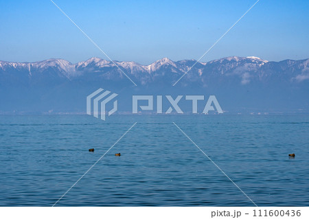 穏やかな冬の琵琶湖の情景の背景素材 111600436