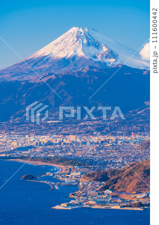 (静岡県)沼津の街並みと富士山 夕景 (静岡県)沼津の街並みと富士山 夕景 111600442