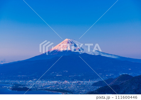 （静岡県）沼津の街並みと富士山　夕景 111600446