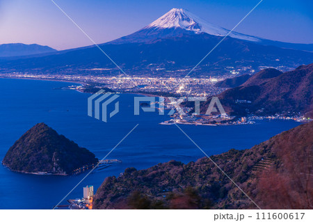 （静岡県）沼津の街灯りと富士山 111600617