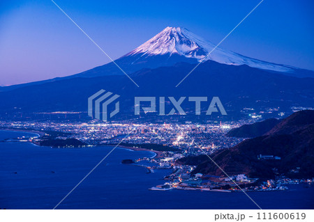 （静岡県）沼津の街灯りと富士山 111600619