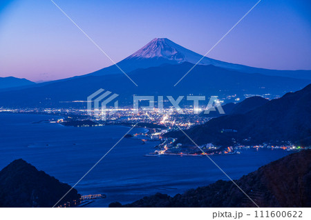 （静岡県）沼津の街灯りと富士山 111600622