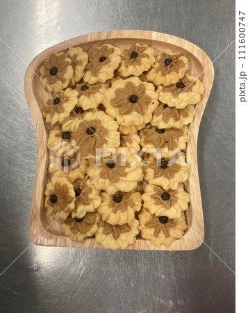 homemade apple pie in wooden bowl 111600747