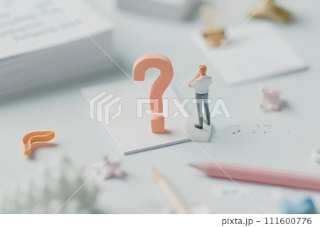 大きなクエスチョンマークと考え込む男性-2（3D） 111600776