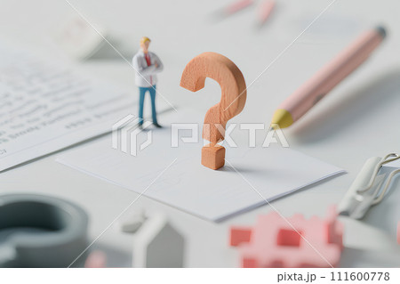 大きなクエスチョンマークと考え込む男性-2(3D) 大きなクエスチョンマークと考え込む男性-2(3D) 111600778