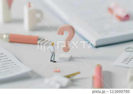 大きなクエスチョンマークと考え込む男性-2（3D） 111600780