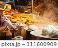 屋台に並ぶ料理 111600909