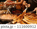 屋台に並ぶ料理 111600912