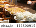 屋台に並ぶ料理 111600915