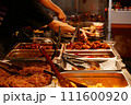 屋台に並ぶ料理 111600920