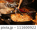 屋台に並ぶ料理 111600922