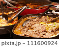 屋台に並ぶ料理 111600924