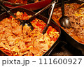 屋台に並ぶ料理 111600927