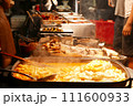 屋台に並ぶ料理 111600933