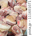 fresh chicken at the market 111601071