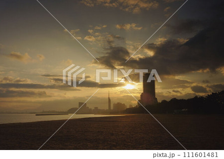 愛宕浜地区から見た、百道浜地区の朝焼け 111601481