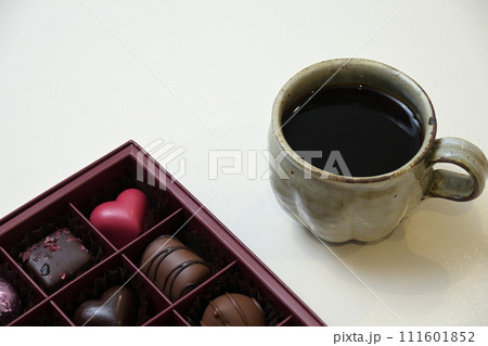 ハートのチョコレートとコーヒー 111601852