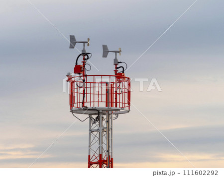 空港に設置された風向風速計 111602292