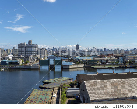 大阪港内港と運河の風景 111603071