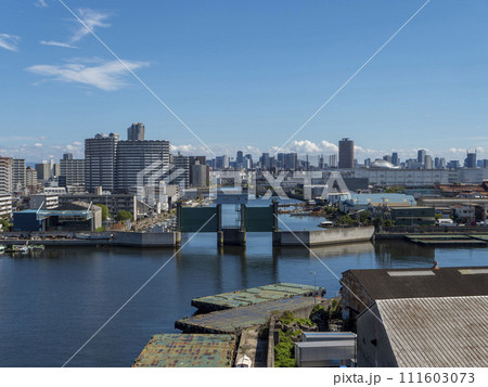 大阪港内港と運河の風景 111603073