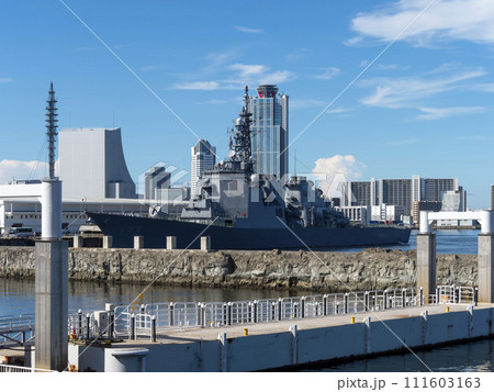大阪港中央突堤に停泊する護衛艦こんごう 111603163