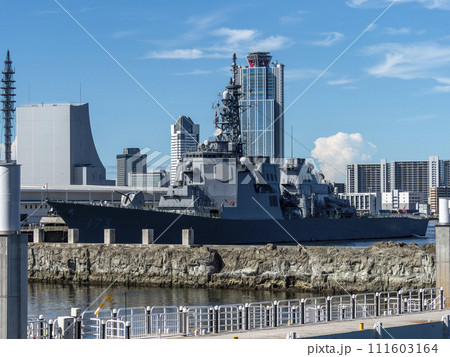 大阪港中央突堤に停泊する護衛艦こんごう 111603164