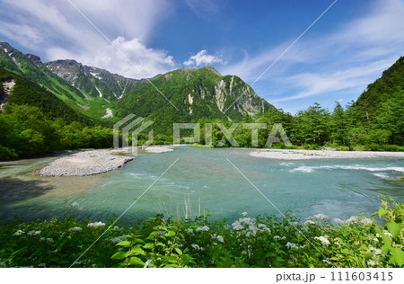 北アルプス 上高地　夏景色 111603415