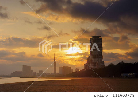 愛宕浜地区から見た百道浜地区の朝焼け 111603778