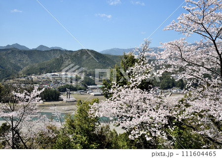 七越峰から大斎原(旧社地)を望む　【和歌山県田辺市本宮町】 111604465
