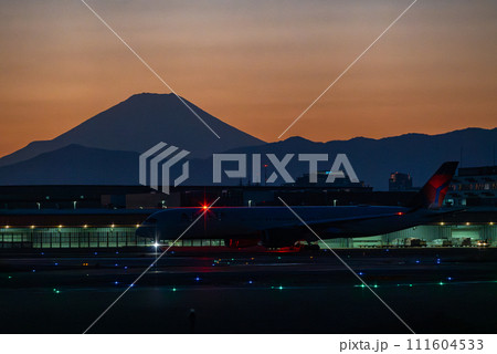 夕暮れの旅客機と富士山 111604533
