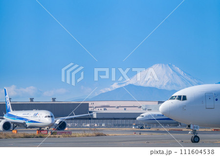 日本の旅客機と雪の積もった富士山 111604538