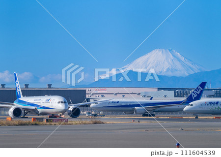 離陸準備をする旅客機と晴れた日の富士山 111604539