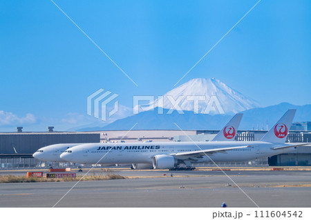 離陸準備をする旅客機と雪の積もった富士山 離陸準備をする旅客機と雪の積もった富士山 111604542