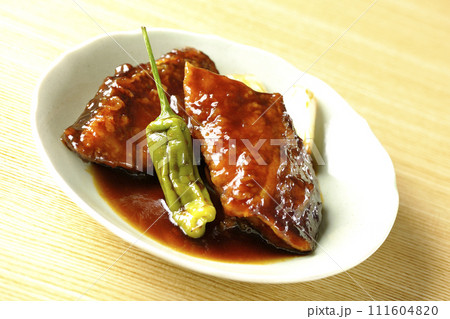 ブリの照り焼きと素揚げのししとうと長ねぎ 111604820