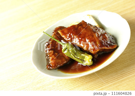 ブリの照り焼きと素揚げのししとうと長ねぎ 111604826