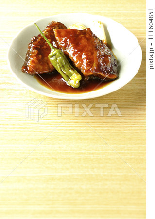 ブリの照り焼きと素揚げのししとうと長ねぎ 111604851