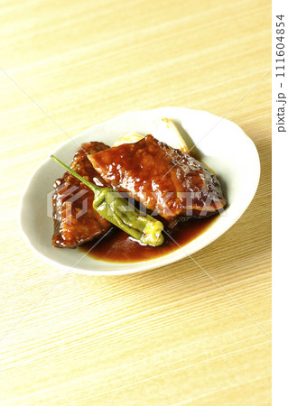 ブリの照り焼きと素揚げのししとうと長ねぎ ブリの照り焼きと素揚げのししとうと長ねぎ 111604854