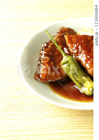 ブリの照り焼きと素揚げのししとうと長ねぎ ブリの照り焼きと素揚げのししとうと長ねぎ 111604864
